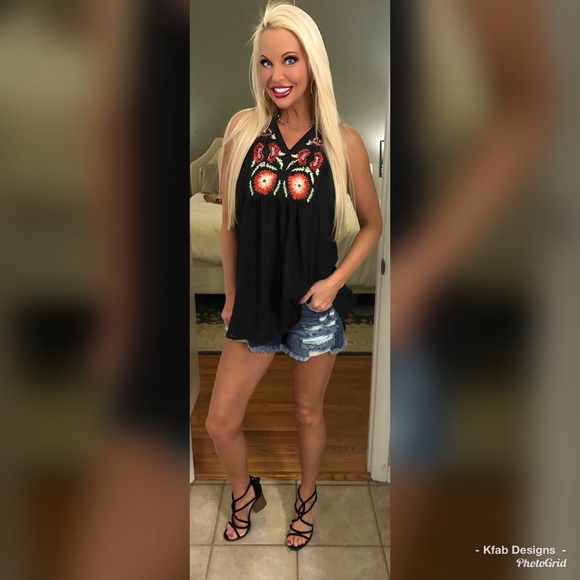 🥰LAST 1! Gorgeous Embroidered Tunic! 🌺 - Picture 8 of 8